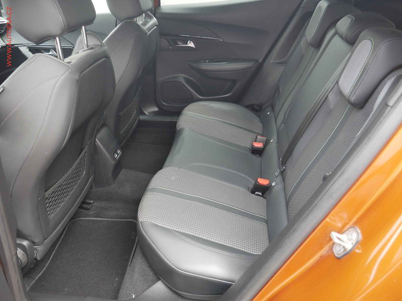 Peugeot 2008 (2021) 1.2 PT, ČR, GT Line - fotka 10 z 26
