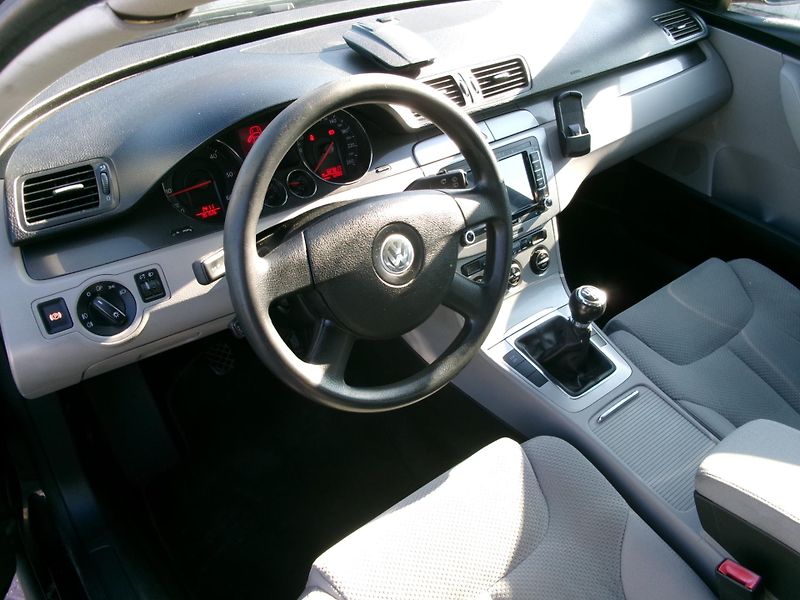 Volkswagen Passat (2007) 2,0TDI 103kW AC TEMP HF - fotka 8 z 25