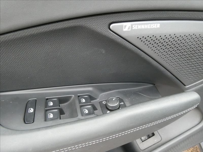 Cupra Terramar 2,0 VZ 2.0 TSi 195kW DSG 4WD - fotka 35 z 45
