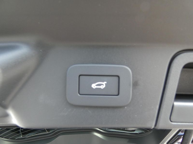 Land Rover Range Rover Velar (2026) 2,0 S D200 - fotka 39 z 41