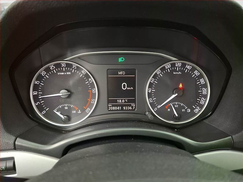Škoda Octavia (2010) 1.6 TDI, Xenony, Tempomat - fotka 11 z 17