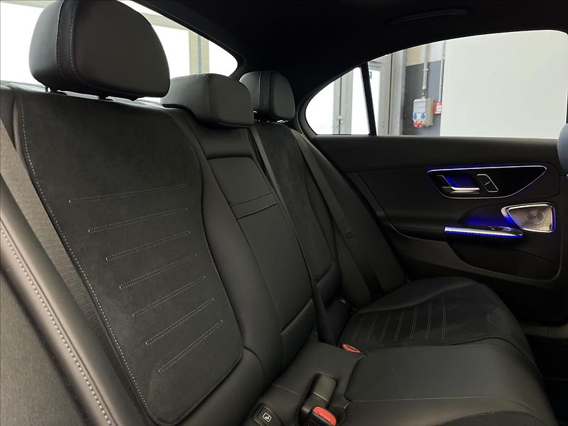 Mercedes-Benz Třídy C 300 de 4MATIC s hybridní techn - fotka 19 z 23
