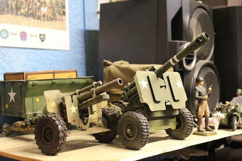 Luděk Novák propadl kouzlu RC modelů. Na snímku Hračka auta Unimog, předělaná na RC model.