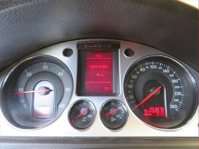 Volkswagen Passat (2006) Highline 2.0 TDI, Xenony - fotka 11 z 15