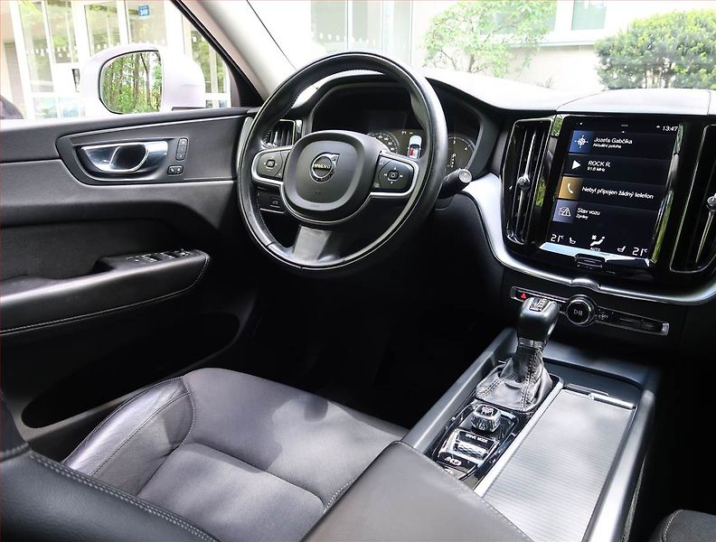 Volvo XC60 (2019) D4 - fotka 7 z 27