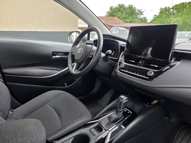 Toyota Corolla 1.8-HYBRID-AUT-1.MAJITEL-DPH - fotka 11 z 12
