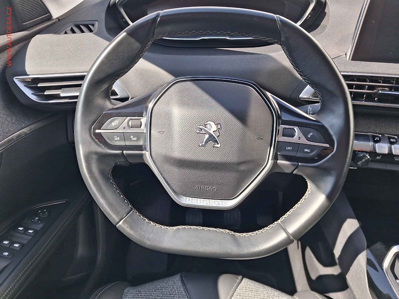 Peugeot 5008 (2017) 1.2 PT, Allure, navi, kamera - fotka 11 z 20
