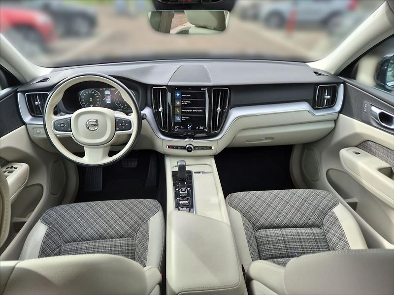Volvo XC60 2,0 B4 AWD MOMENTUM+ - fotka 9 z 18