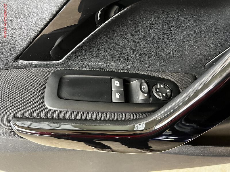 Peugeot 208 (2014) 1.2 PT, AC, výhřev sed - fotka 12 z 16