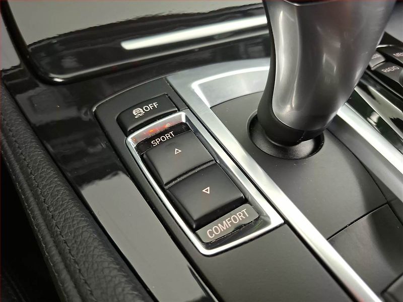 BMW Řada 5 (2015) 520d xDrive, 4X4, Automat - fotka 29 z 34