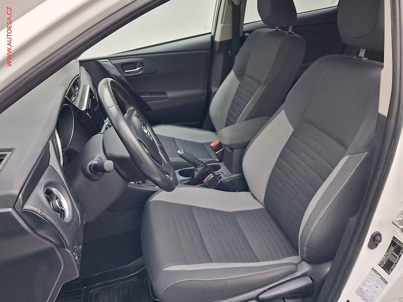 Toyota Auris (2016) 1.6 i, ČR, navi, autoAC - fotka 9 z 16