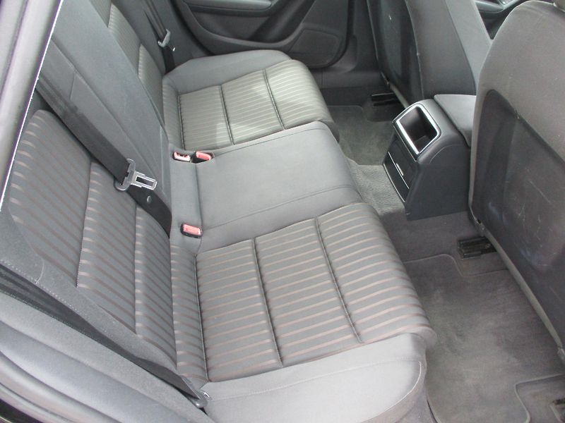 Audi A4 (2009) combi 2,0 TDi servis doložen - fotka 9 z 11