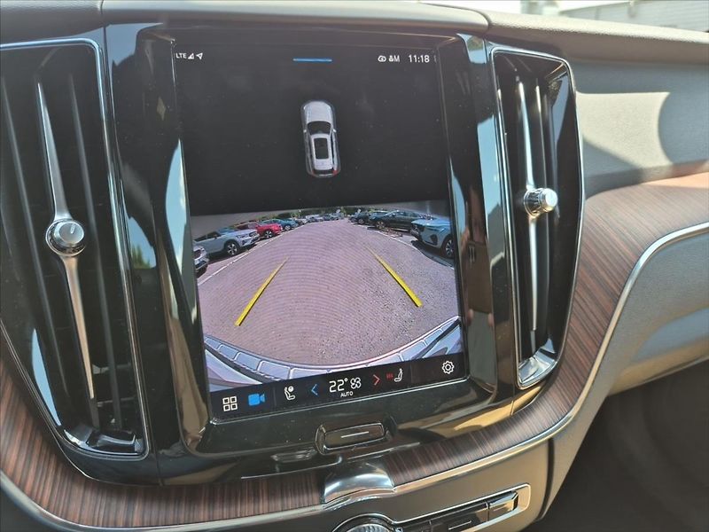 Volvo XC60 2,0 B4 AWD diesel Plus Bright - fotka 14 z 19