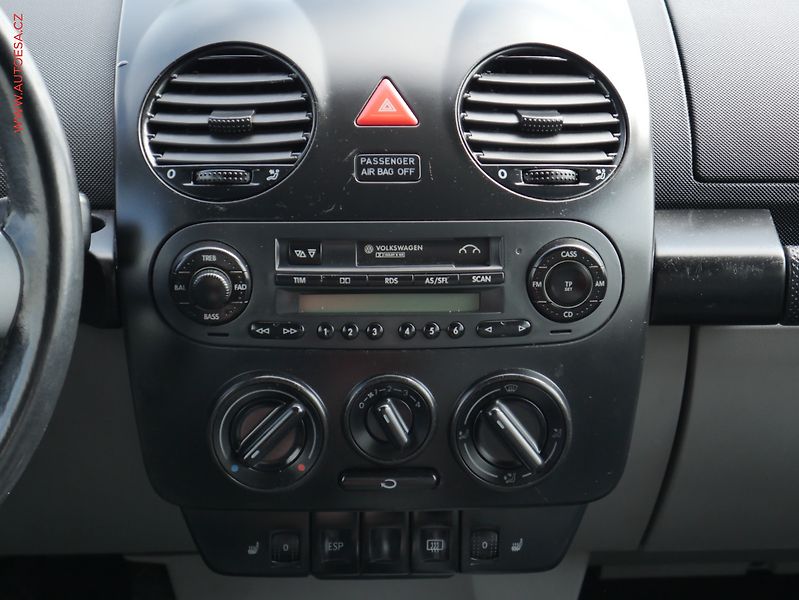 Volkswagen New Beetle (2003) 1.6 i, výhřev sed - fotka 11 z 15
