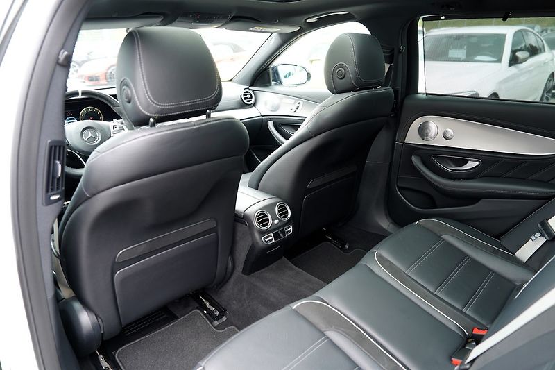 Mercedes-Benz Třídy E E63 S AMG 4Matic+// 615 PS - fotka 32 z 48