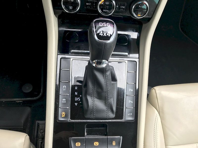 Škoda Superb (2019) Combi  L&K 4x4 2,0 TDI DSG - fotka 15 z 29