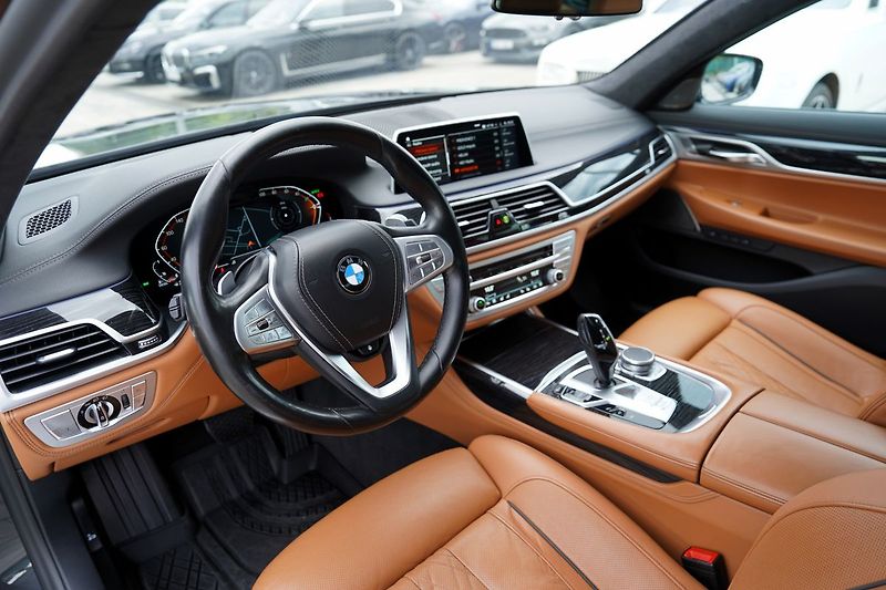 BMW Řada 7 d xDrive/9AT/Lasery - fotka 22 z 44