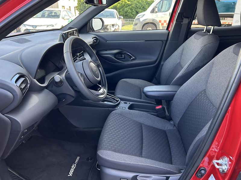 Toyota Yaris Cross (2025) STYLE 1,5 HEV 130k AT - fotka 7 z 14