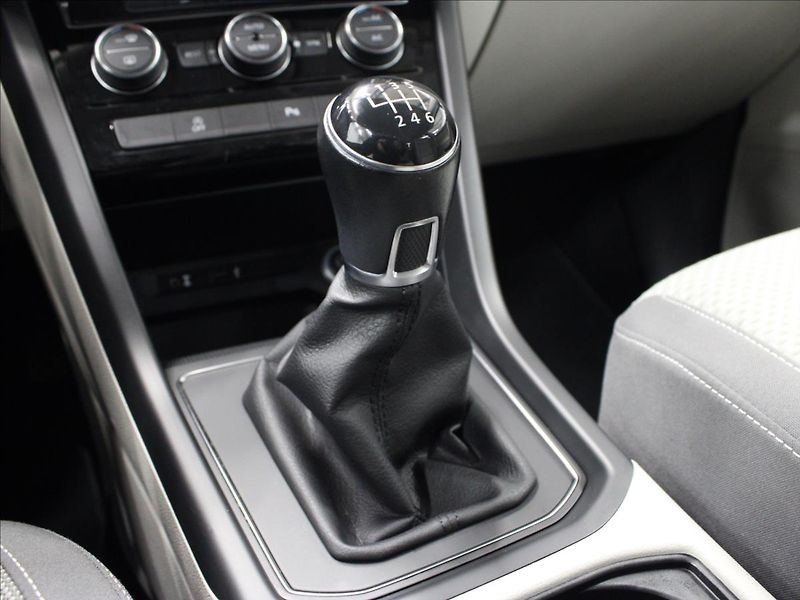 Volkswagen Touran 2,0 TDI 110KW LED 1.majitel - fotka 25 z 30