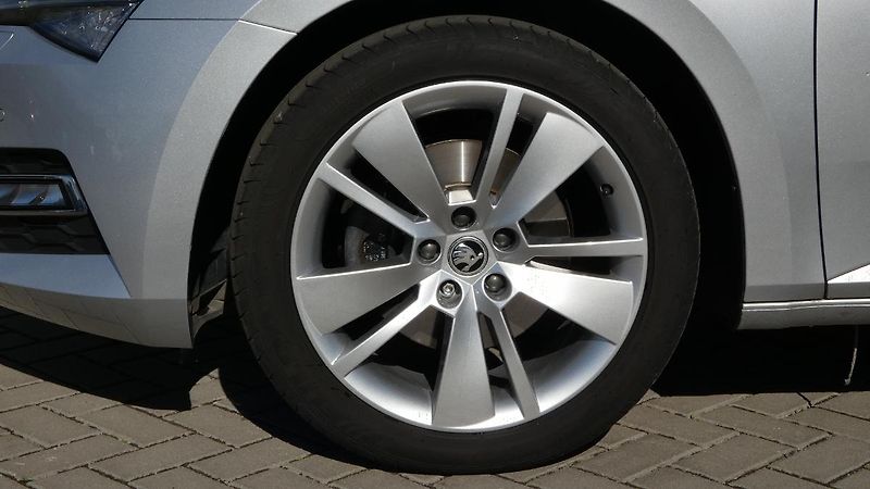 Škoda Superb Combi 2,0 TDI DSG Style - fotka 24 z 25