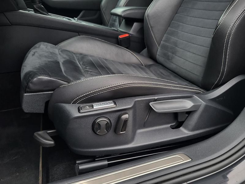 Volkswagen Passat SEDAN 2.0 TDi ELEGANCE *ČR - fotka 23 z 46