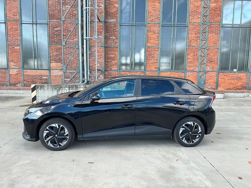 MG MG4 (2023) EV Elegance 64 kW - fotka 4 z 18