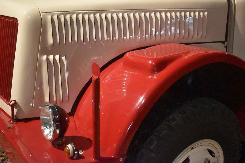 Tatra 111 ve válečné (vlevo) i poválečné verzi