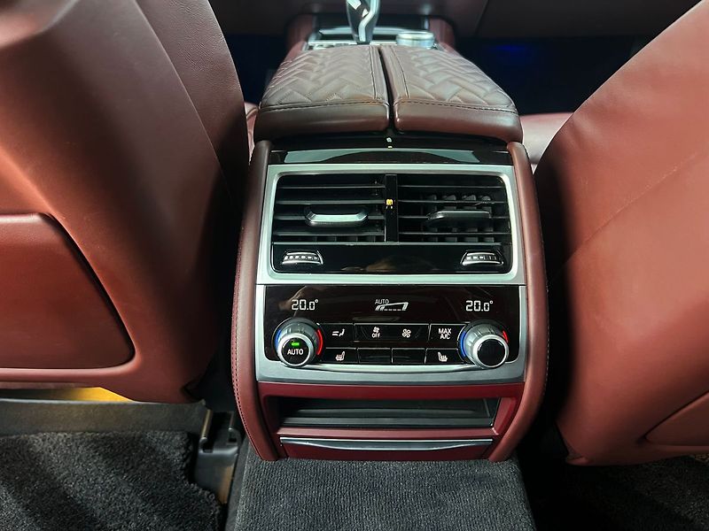 BMW Řada 7 750i xDrive Individual  390kw - fotka 22 z 42
