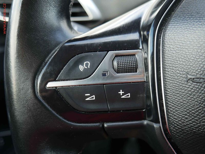 Peugeot 5008 (2020) 1.2PT, Allure, navi, TZ - fotka 14 z 20