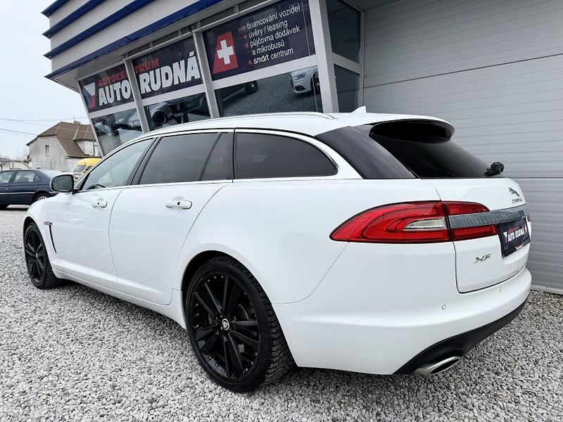 Jaguar XF 3,0 V6 Sportbrake REZERVACE - fotka 13 z 37