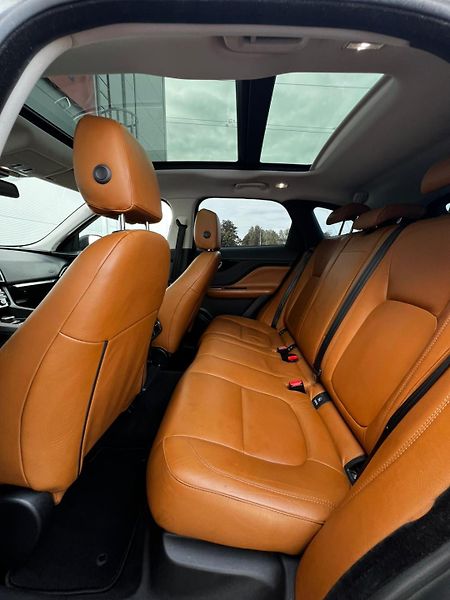 Jaguar F-Pace 20d Aut. Prestige AWD PANO TZ  - fotka 22 z 25