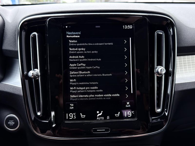 Volvo XC40 T2 FWD // CORE // PANORAMA - fotka 28 z 30