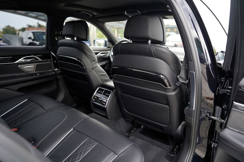 BMW Řada 7 750i xDrive Mpaket/530 PS - fotka 34 z 47