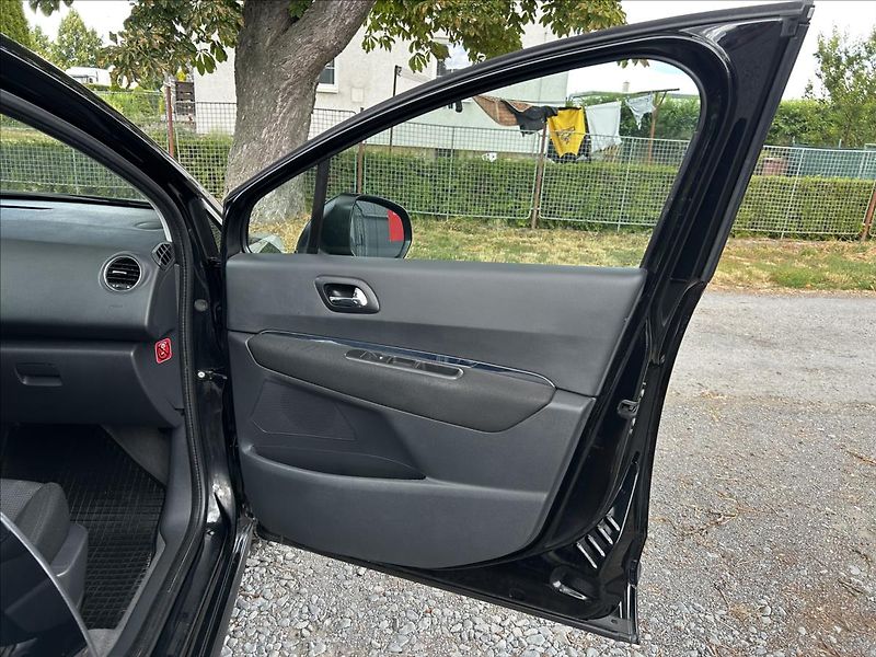 Peugeot 3008 1,6 HDi  Tažné,ALU,Klimatizace - fotka 27 z 43