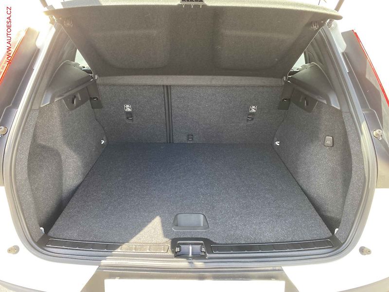 Volvo XC40 (2021) 1.5i, ČR, Momentum, AT, LED - fotka 7 z 17