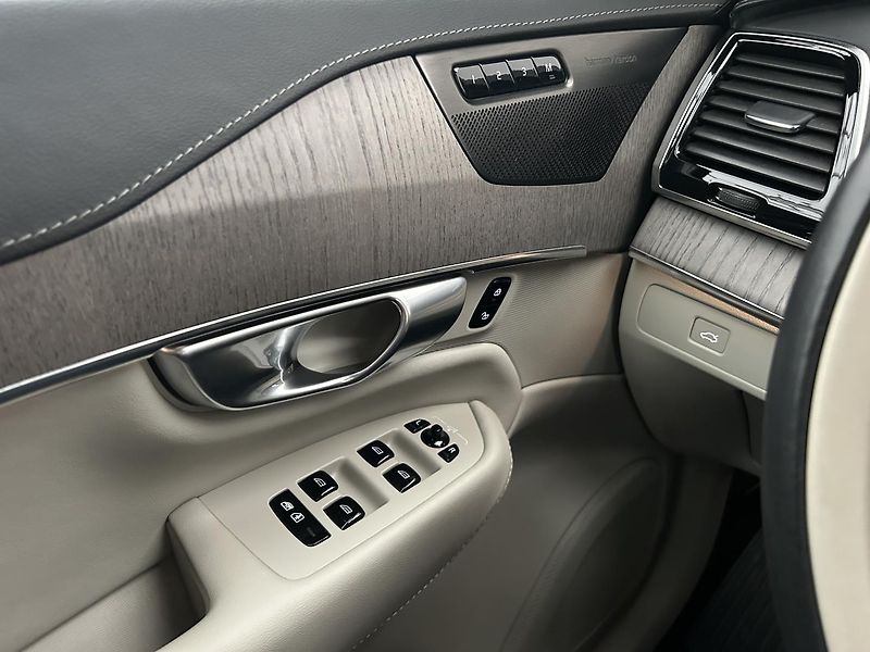 Volvo XC90 2.0 B5 4x4 ULTIMATE - fotka 17 z 30