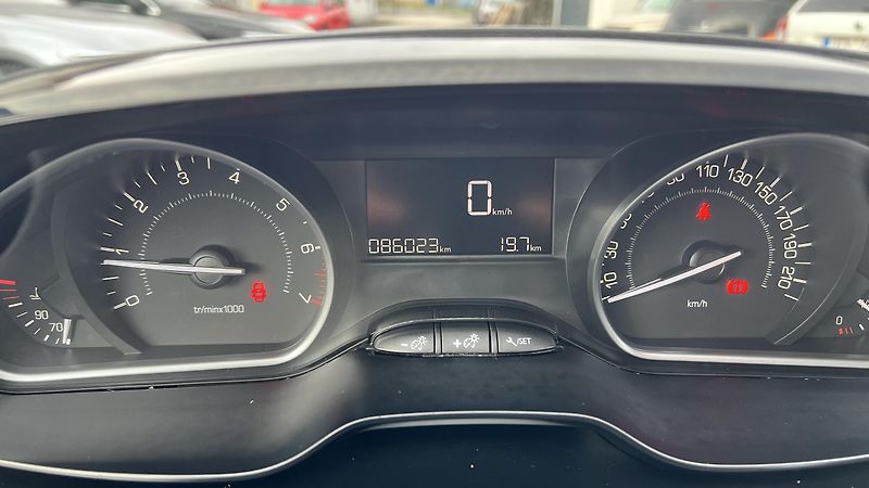 Peugeot 2008 1.2 PURE TECH - fotka 9 z 15