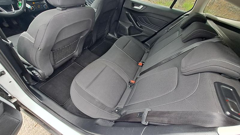 Ford Focus 1.5 TDCI Business NAVI - fotka 14 z 32
