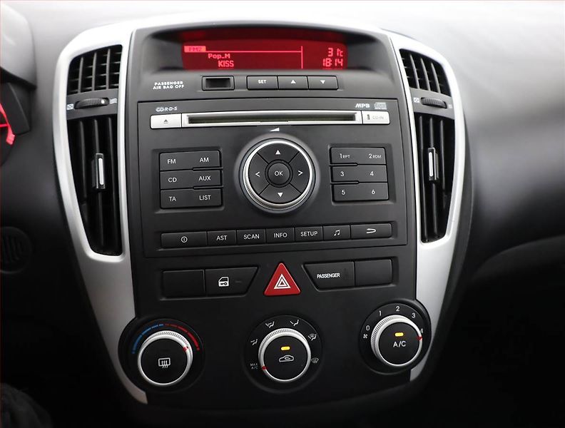 Kia Ceed (2012) 1.4 CVVT, po STK, oblíbený vůz - fotka 10 z 13