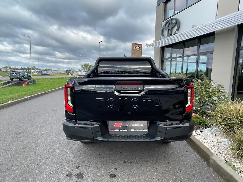 Toyota Hilux 2.8D automat Invincible - fotka 6 z 29