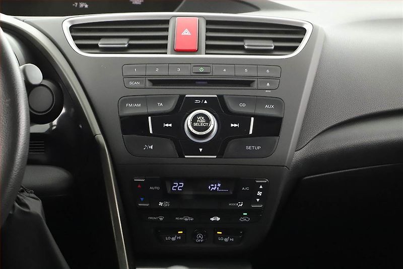 Honda Civic (2014) 1.4 i-VTEC, Tempomat - fotka 9 z 14