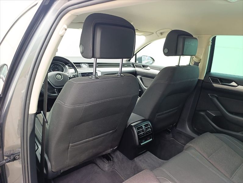 Volkswagen Passat 1,6 TDi Aut.klima Navi Kamera - fotka 20 z 34