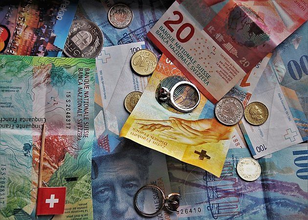 Tamní soudy u závažných přestupků využívají systém denních sazeb. Ty se počítají přímo podle příjmů a majetkových poměrů konkrétního řidiče., zdroj: pasja1000 /Pixabay (Volné dílo)