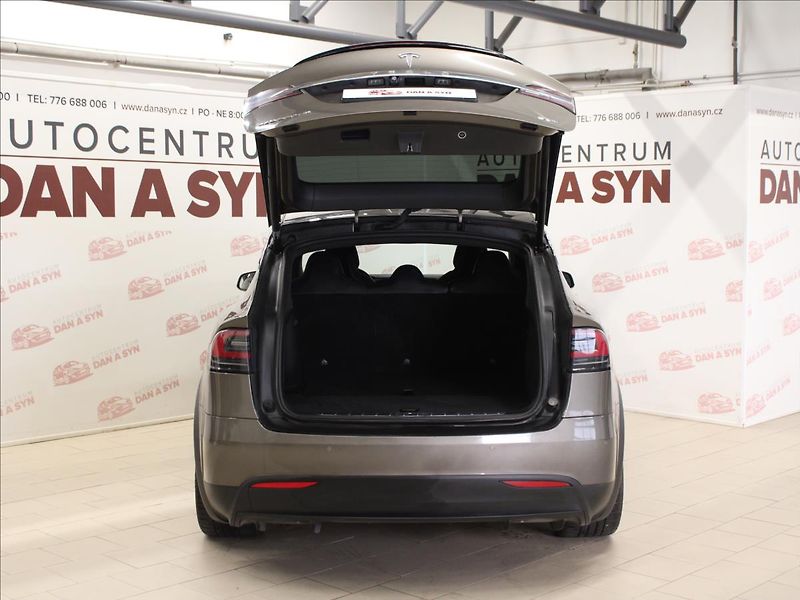Tesla Model X 0,0 DUAL 90kWh 386KW TOP STAV - fotka 8 z 39