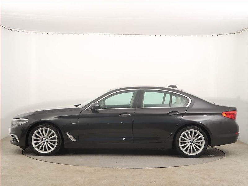 BMW Řada 5 (2017) Luxury Line 520d xDrive - fotka 3 z 14