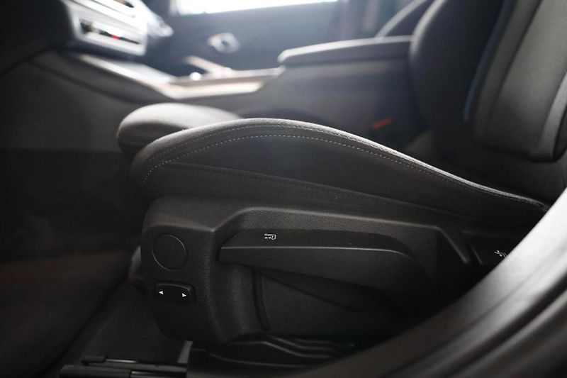 BMW Řada 3 330i xDrive Touring - fotka 20 z 25