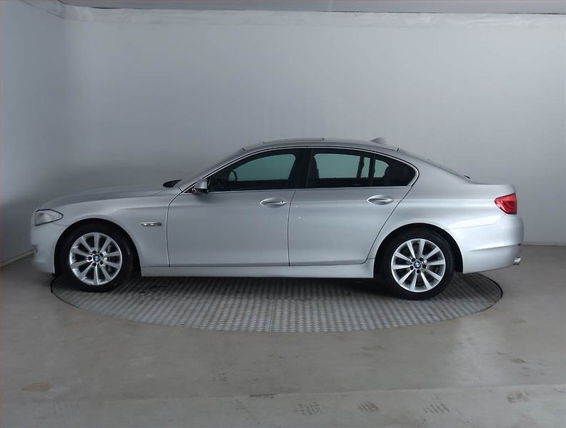 BMW Řada 5 (2013) Modern Line 530d xDrive, 4X4 - fotka 3 z 23