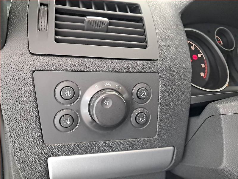 Opel Zafira (2009) 1.6, 7 míst - fotka 18 z 19
