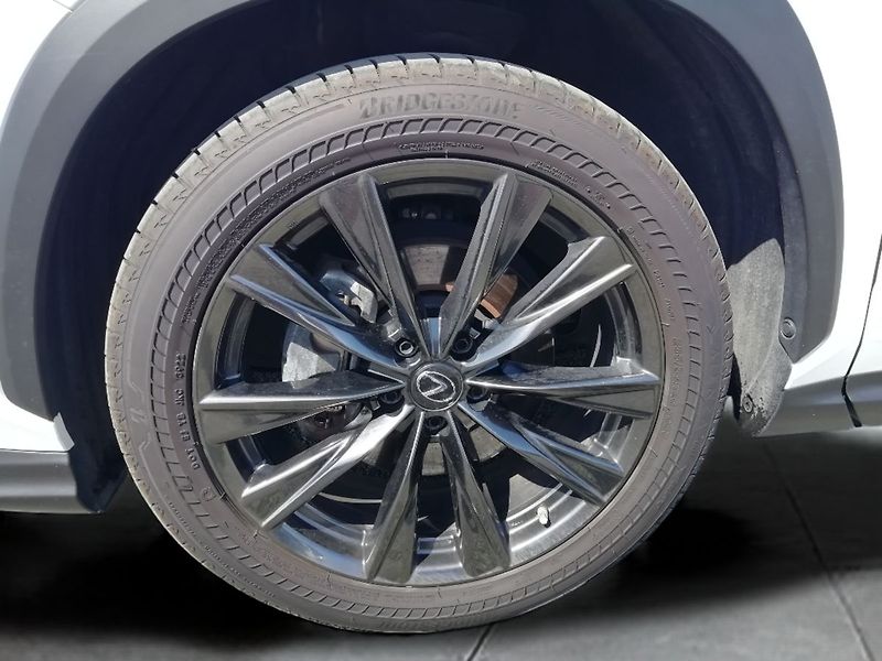 Lexus NX 350h F-Sport 4x4 - fotka 21 z 23