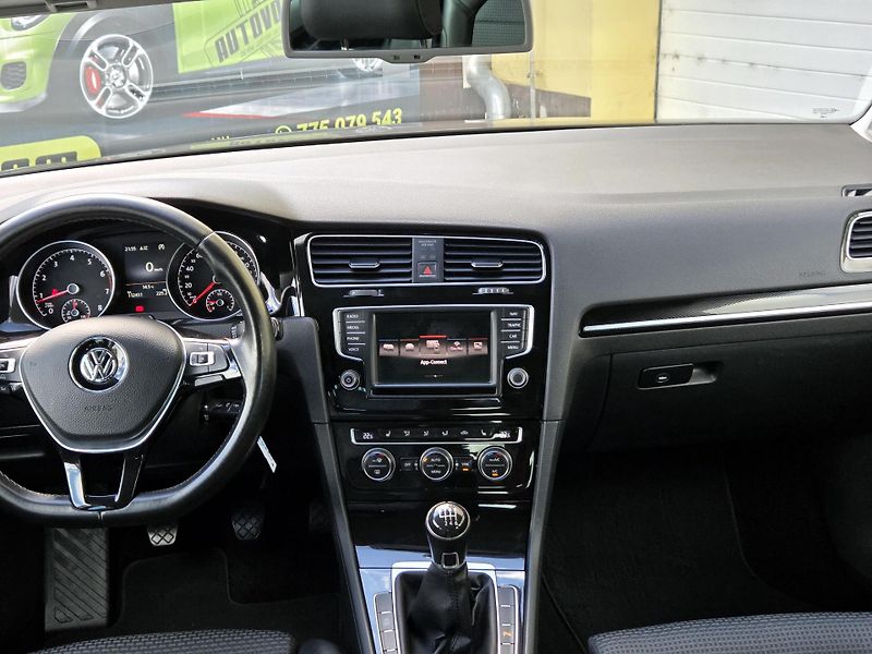 Volkswagen Golf 1,4TSi Highline 92kW, SERV.KN - fotka 29 z 43
